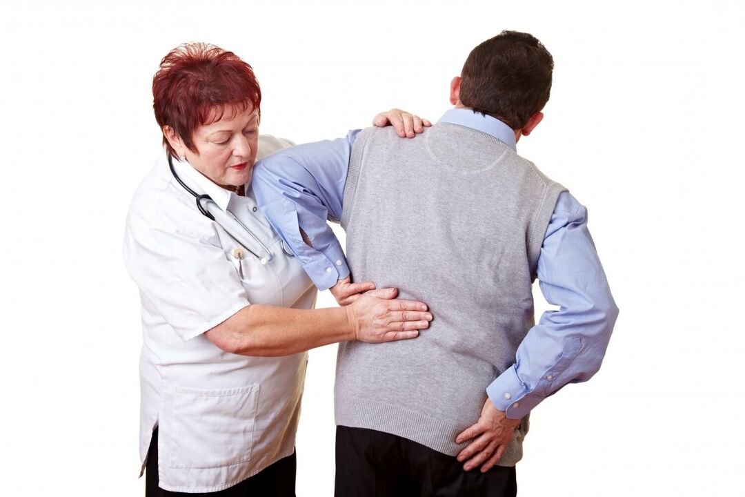 лекар кој прегледува пациент со болки во грбот