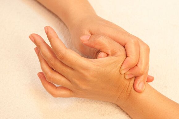 Зглобовите на прстите може да се масираат за да се ублажат симптомите. 