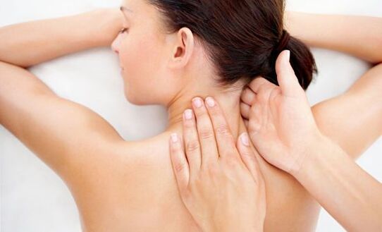 Масажа на вратот помага да се релаксираат мускулите, да се ублажат напнатоста и болката