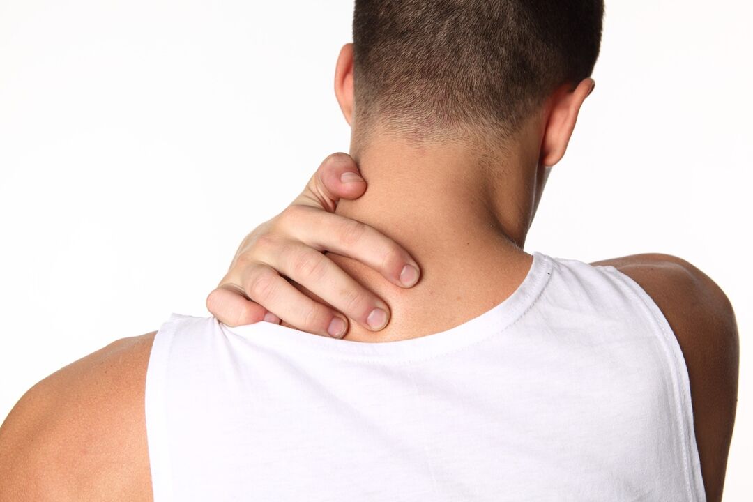 Цервикалната остеохондроза е придружена со непријатност и болка во вратот